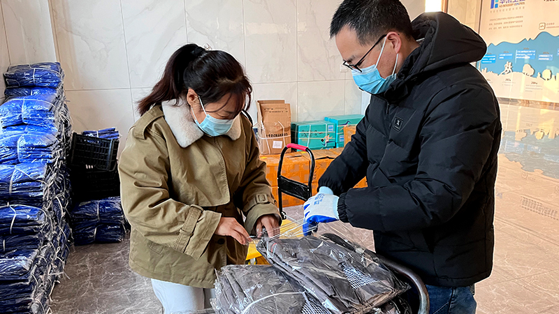 華東工控公司為員工發(fā)放新工裝