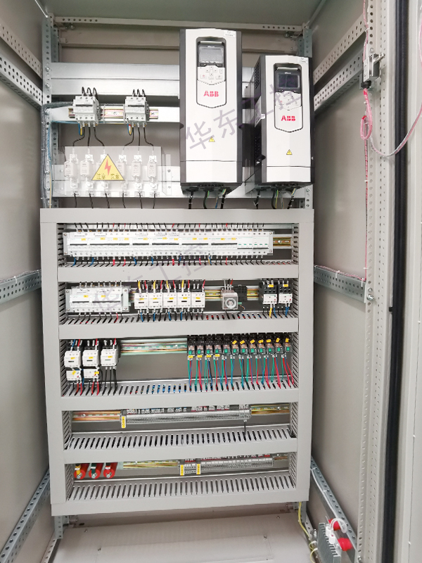 變頻控制柜內(nèi)部展示