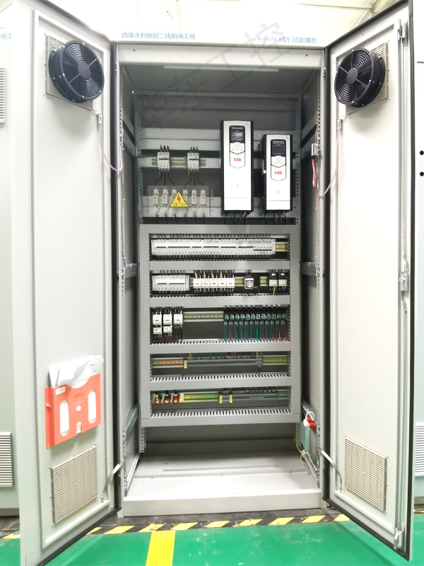 變頻控制柜內(nèi)部