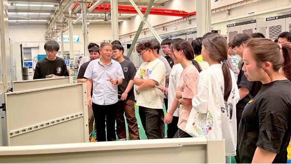 華東工控?zé)崃覛g迎中原工學(xué)院中原彼得堡航空學(xué)院學(xué)生參觀實(shí)踐