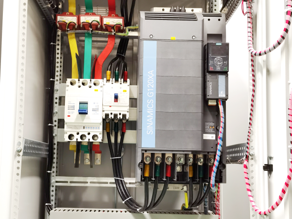 變頻柜細節(jié)